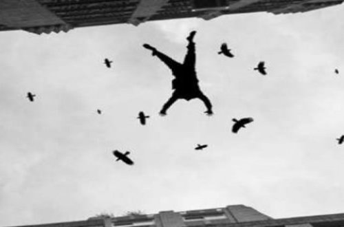 Selfi çəkdirmək istədi, 20-ci mərtəbədən yıxıldı