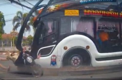 Avtobusla motosikletçi toqquşdu -