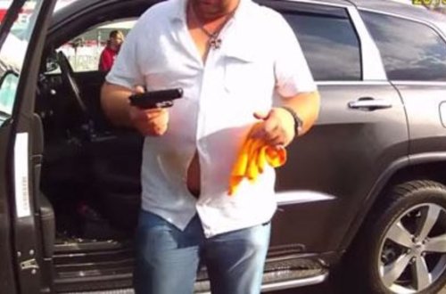 FHN-nin generalı polisə silah çəkdi, küçədə yumruqlaşdılar