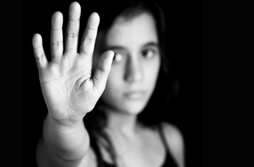 Ev sahibi kirayə haqqını ödəməyən qadını cəzalandırdı