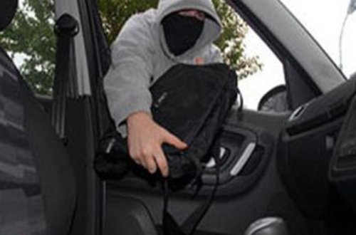 Bakıda avtomobildən 26 min manat oğurlanıb