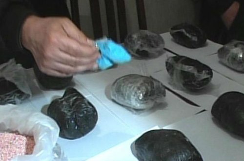 Qadından 1 kq tiryək çıxdı