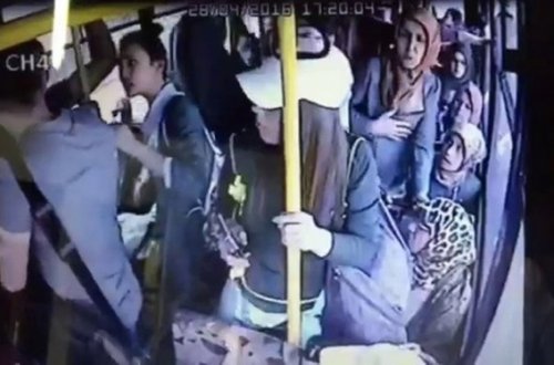 Qadınlar əxlaqsız hərəkətinə görə avtobusda kişini döydülər