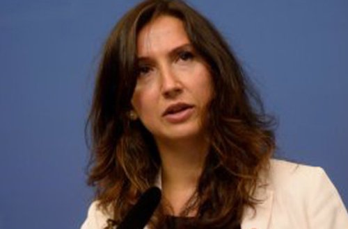 Müsəlman olan təhsil naziri iki qədəh şərab içdi