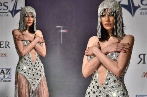 Günayın yenə podiumda sinəsi açıldı