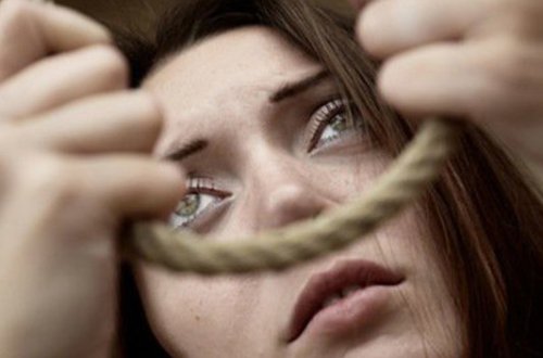 İki uşaq anası özünü asdı