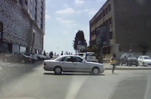Bakıda avtomobil yolu keçən qızı belə vurdu