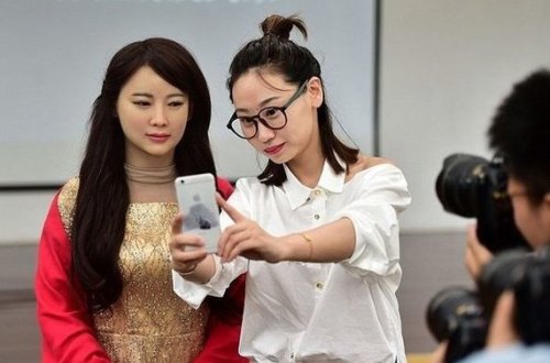 Alimlər “diri” robot qadın düzəltdilər