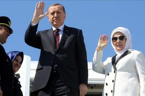 Ərdoğan xanımı ilə Bakıya gəldi