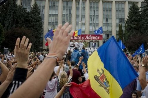 Kişinyovda minlərlə insan küçələrə axışdı