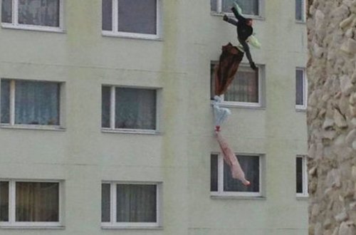 Mələfələri düyünləyib düşən kişi 6-cı mərtəbədən yıxıldı