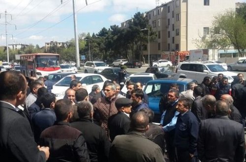 Bakıda bir qrup avtobus sürücüsü etiraz aksiyası keçirir