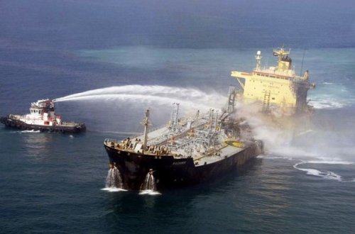 Xəzərdə yanan Rusiya gəmisindən 18 nəfər xilas edildi