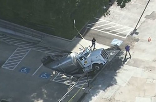 ABŞ-da yük maşını yerin altına batdı