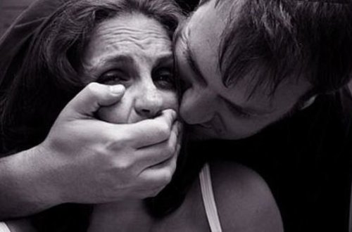 Moskvada təkgöz əlil sehrbaz qızı zorladı