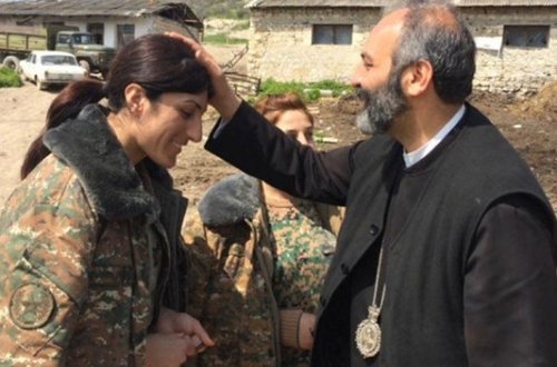 Erməni keşiş qızlarını cəbhəyə yola salır