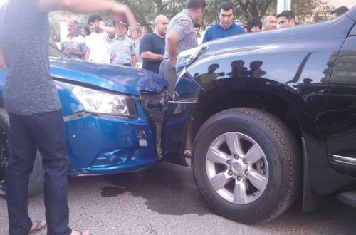 Bakıda polis rəisinin avtomobili qəzaya düşdü