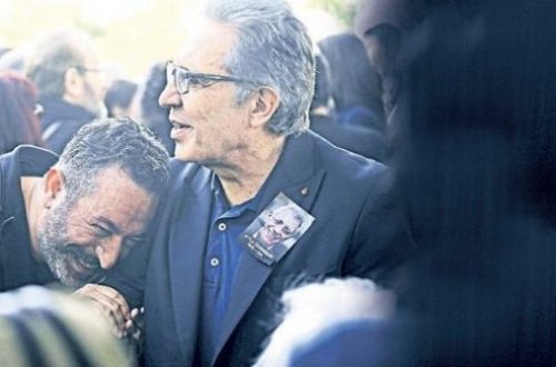 Cem Yılmaz dəfn mərasimində də güldü