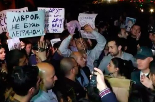 İrəvanda aksiya, Rusiya səfirliyi mühasirəyə alınır