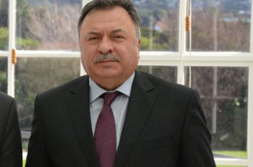 Səfirin spirtli içkilər və siqaret sifarişi