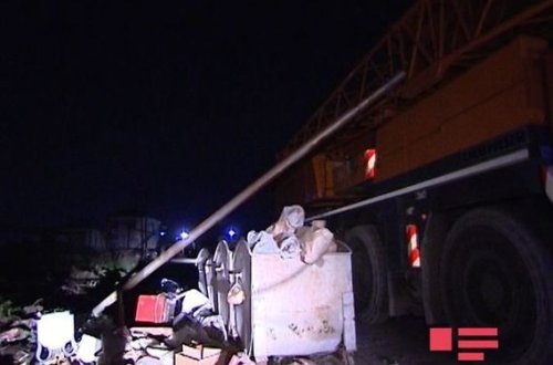 Bakıda kran elektrik dirəklərini aşırtdı