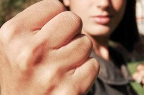 Bakıda ana, qız və oğul beş polisi döyüb