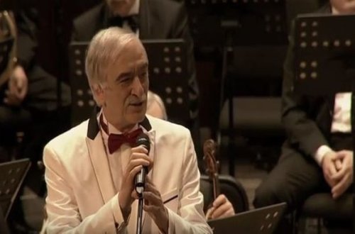 Polad Bülbüloğlu oğlu ilə bərabər səhnədə