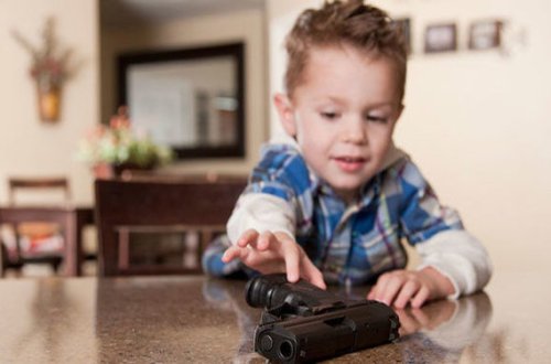 ABŞ-da 5 yaşlı oğlan 4 yaşlı bacısını güllələdi