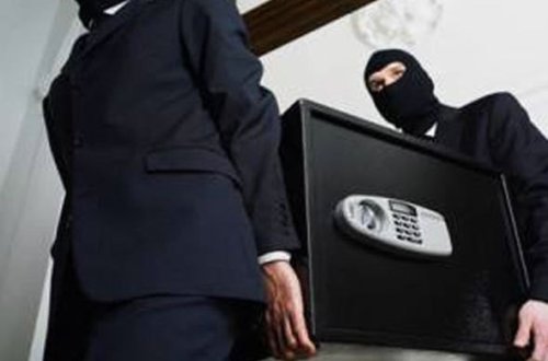 Bakıda evə basqın: İçərisində 10 min manatlıq qızıl olan seyf oğurlandı