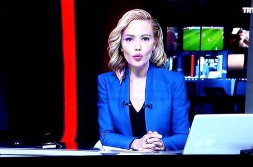 Çevriliş mətnini oxuyan TRT aparıcısı