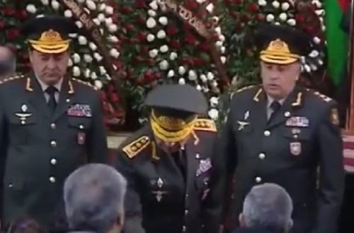 Zakir Həsənov şəhid anasının əlindən öpdü