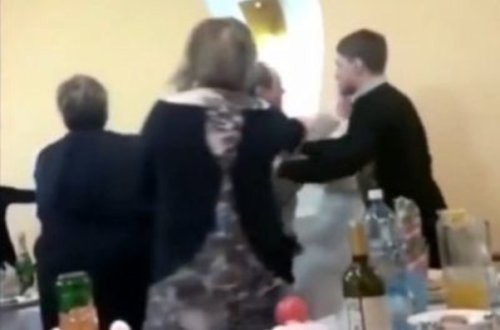 Toyda qaynata ilə gəlin əlbəyaxa dava etdi