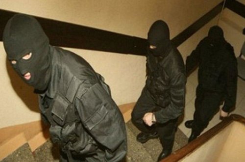 Bakıda maskalılar evə basqın etdilər