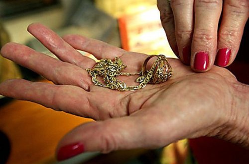 Nənə nəvəsindən şikayət etdi