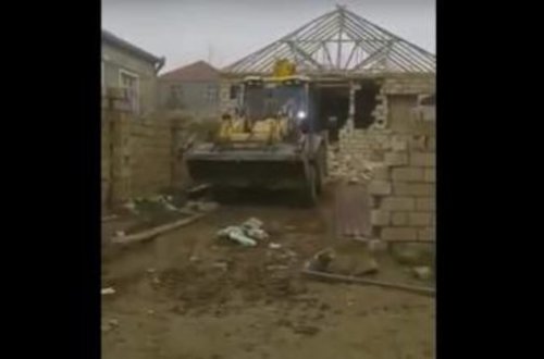 Cəbhədə döyüşən tank komandirinin evini İcra Hakimiyyəti əməkdaşları sökdü