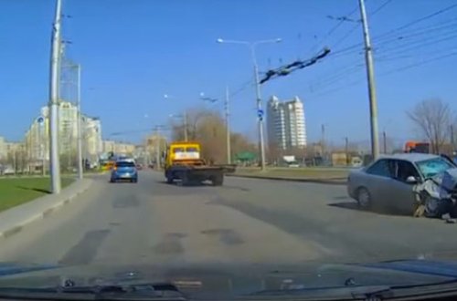 Maşın evakuatordan düşdü