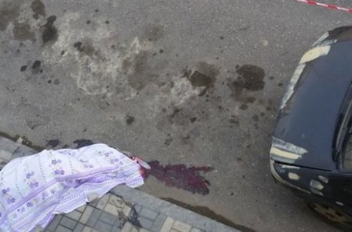 Bakıda qadın özünü binadan atdı