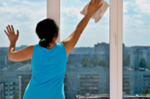 Gənc qadın 5-ci mərtəbədən yıxılaraq öldü