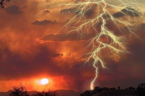 Stadiona ildırım düşdü: