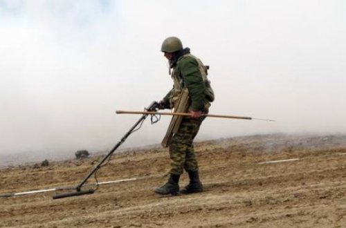 Azad edilən torpaqlar minalardan təmizlənir