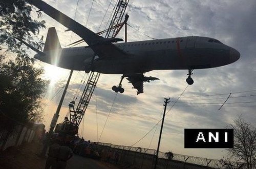 Hindistanda qaldırıcı kran təyyarənin üzərinə aşdı