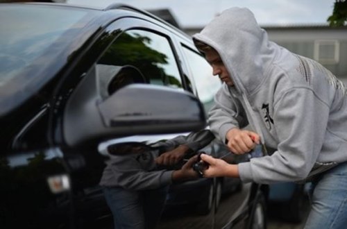 Bakıda avtomobildən 26 min manat oğurlandı