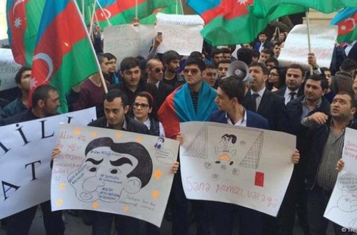 Bir qrup gənc AXCP sədri Əli Kərimlinin evinin qarşısında piket keçirdi