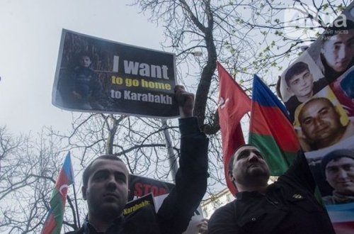 Kiyevdə azərbaycanlılar Ermənistan səfirliyi önündə aksiya keçiriblər