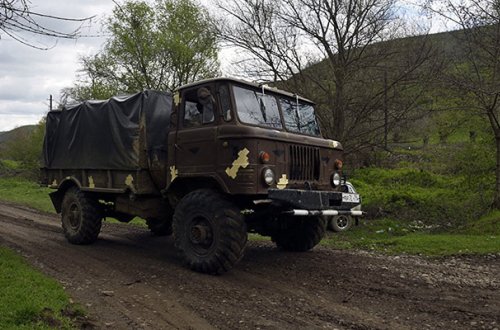 Ermənistanda əsgərlərlə dolu yük maşını dərəyə aşdı