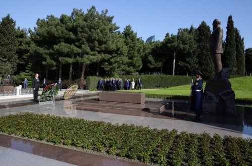 Dmitri Medvedev Fəxri xiyabanda ulu öndər Heydər Əliyevin məzarını ziyarət edib