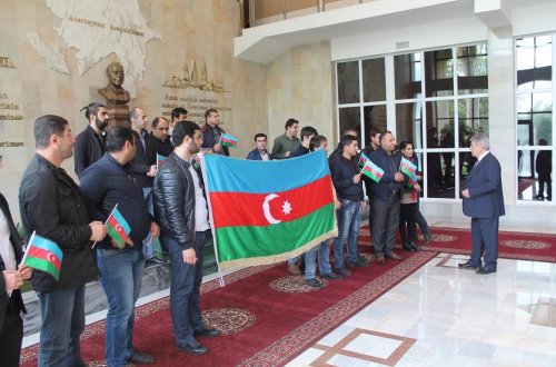 Gənclər Azərbaycana dəstək məqsədi ilə Azərbaycanın Özbəkistandakı Səfirliyinə axın etdilər