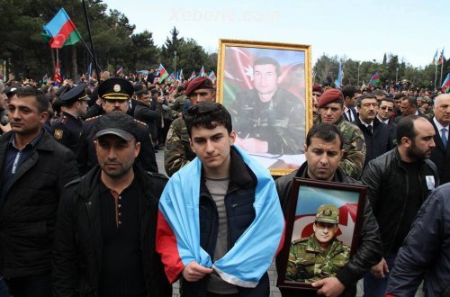 Vətən sağ olsun deyən Vaqif dayı kimi şəhid valideynlərinin qarşısında baş əyirik