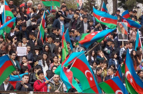 Minlərlə gənc Ali Baş Komandanın əmrini gözləyir