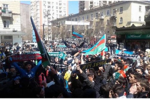 Futbol azarkeşləri əsgərlərə dəstək oldu